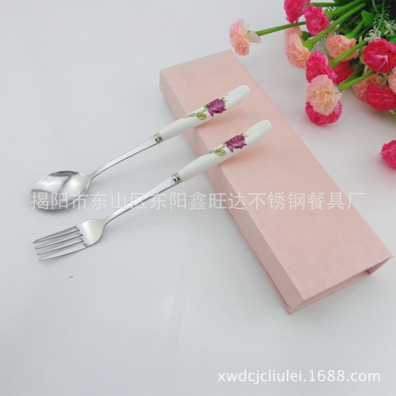 揭陽廠傢供應不銹鋼禮品餐具 粉紅陶瓷兩件套 陶瓷餐具套裝批發・進口・工廠・代買・代購